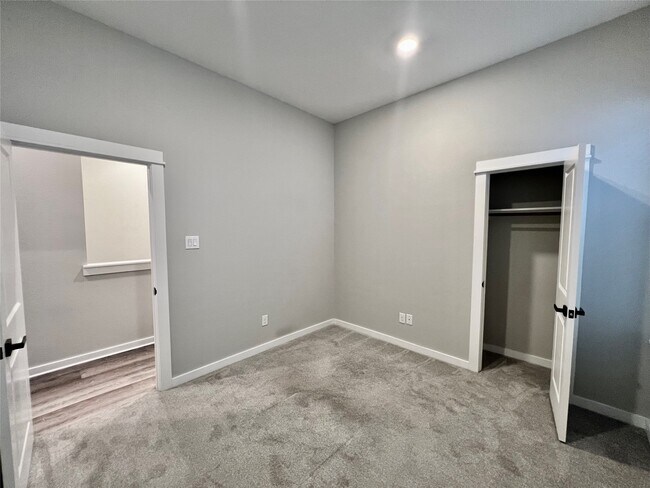 Building Photo - 6712 Parker Oaks Ln