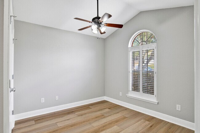 Building Photo - Modern Home Tucked in Neighborhood less th...