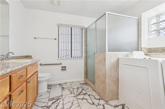 Building Photo - SPACIOUS 3BEDROOM SINGLE STORY TOWNHOME IN...