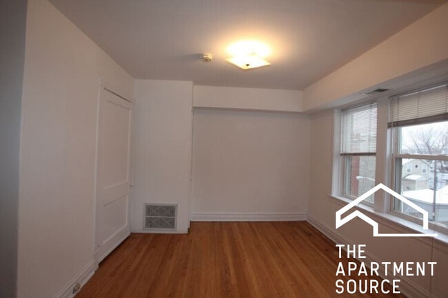 Building Photo - 3052 W Berteau Ave
