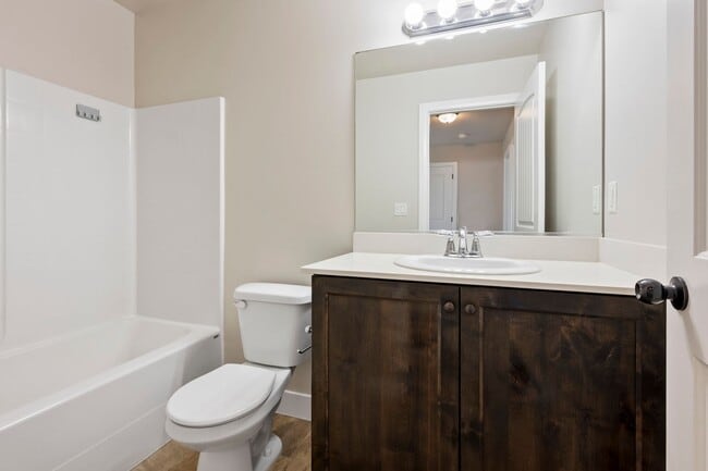 Building Photo - 3 Bed 2.5 Bath Townhome off Main Street