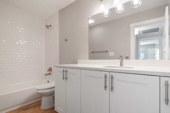 Building Photo - Modern 2 Bed, 2 Bath Multiplex in Austin, ...