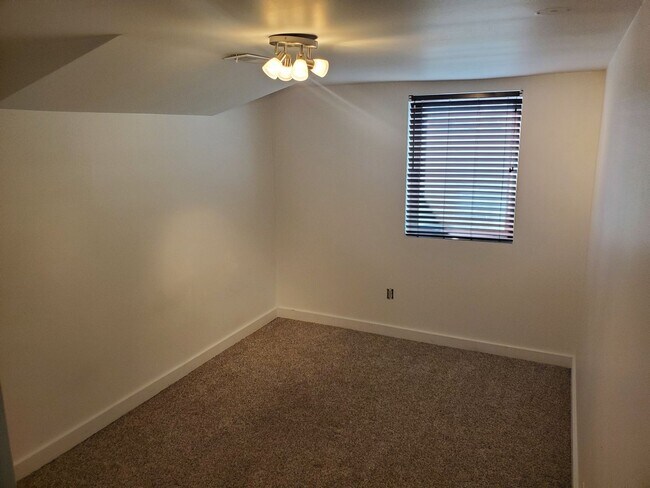 Building Photo - Spacious 3 BR/2 BR Family Home