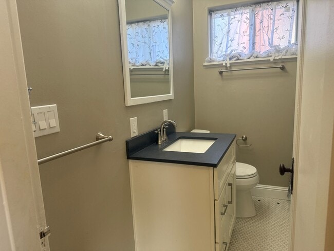 Building Photo - Cozy 2 bedroom close to downtown