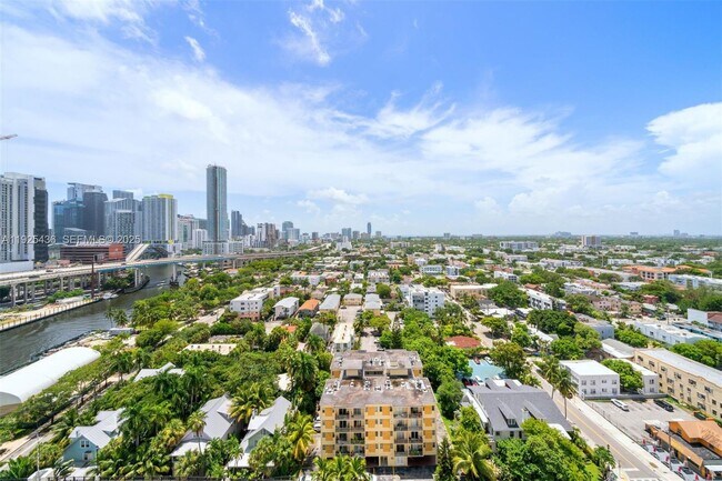 Building Photo - 10 SW South River Dr