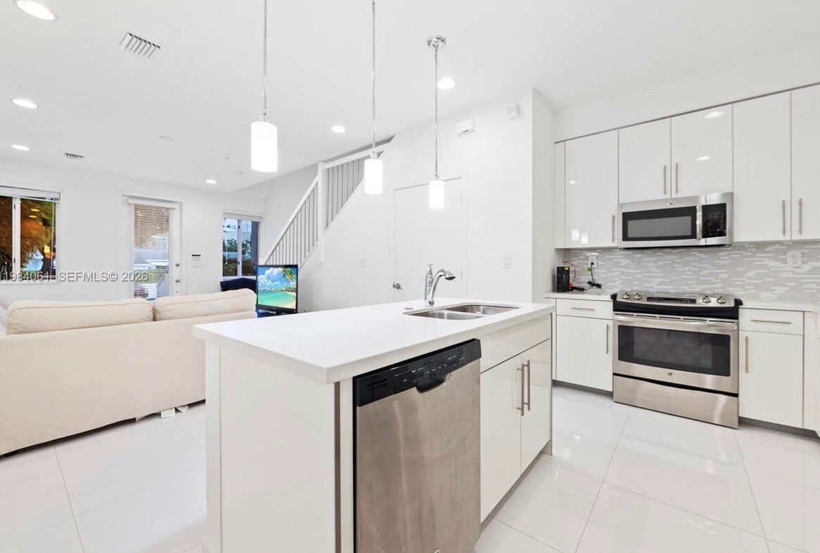 Building Photo - 2641 NE 212th Ter