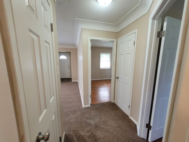 Building Photo - 2 Bedroom, 1 Bathroom Home 5 Minutes from Downtown!