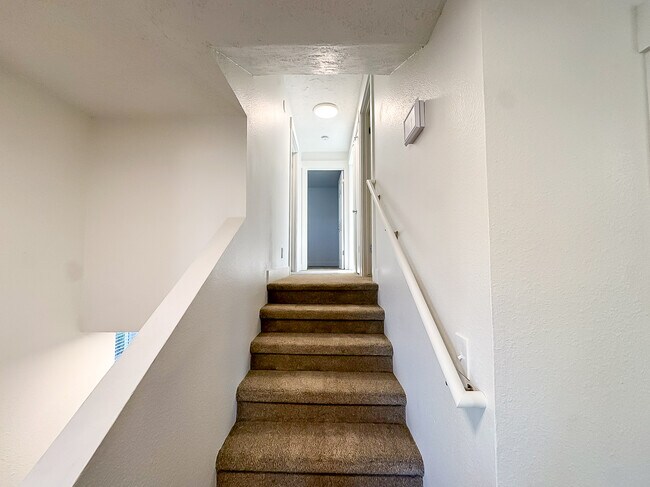 Building Photo - 1340 E Navajo Dr