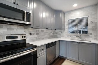 Building Photo - 909 Reinli St