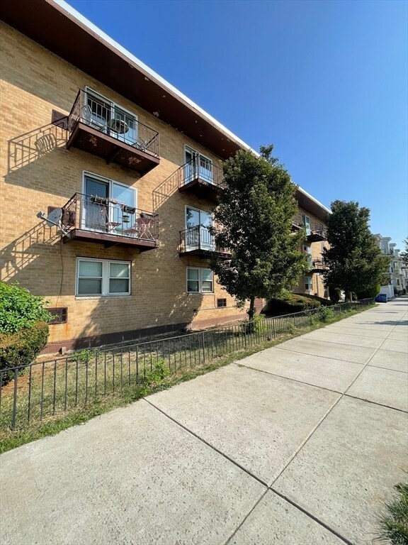 Building Photo - 720 Bennington St