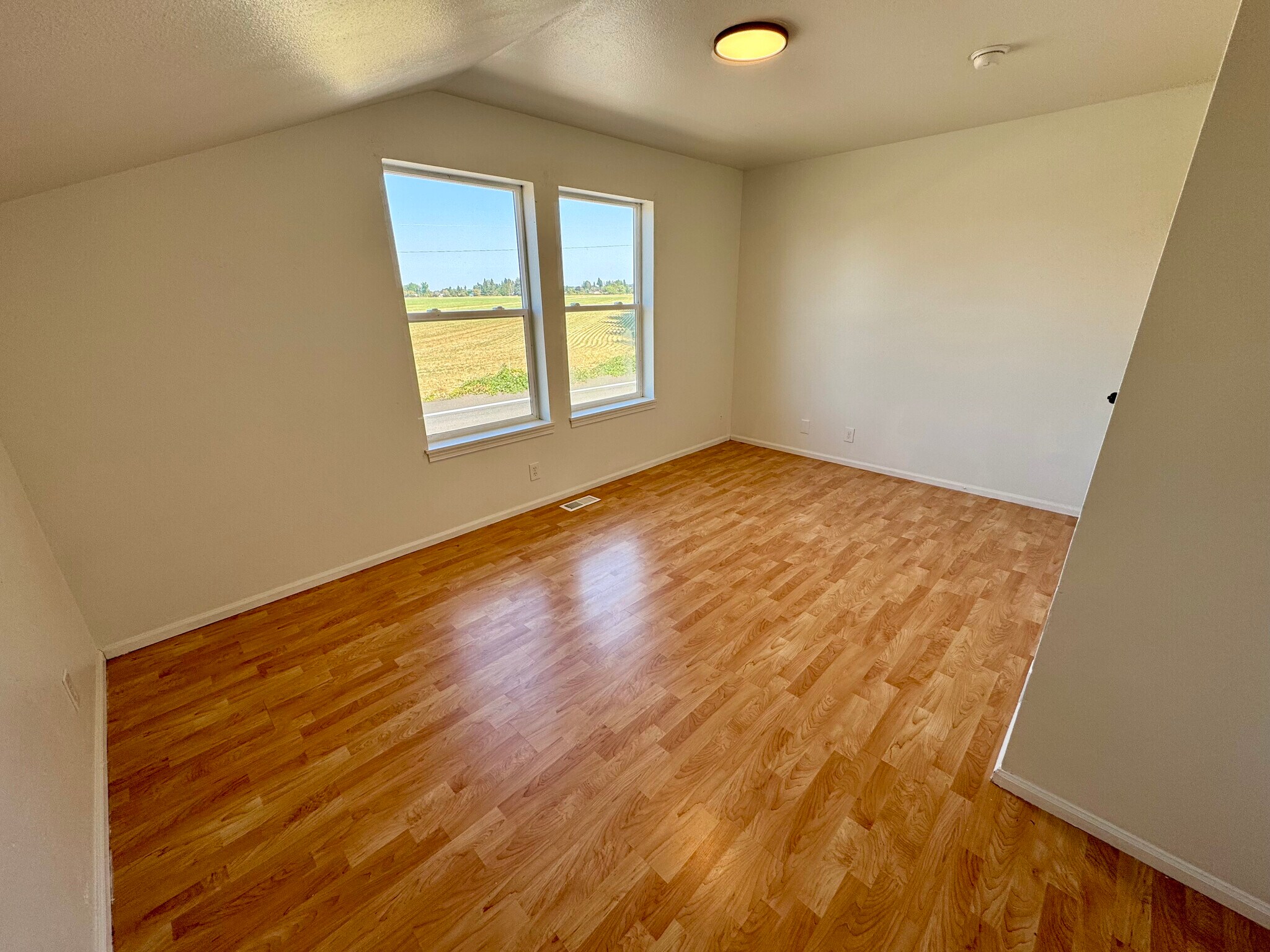 Building Photo - 1094 NE Conifer Blvd