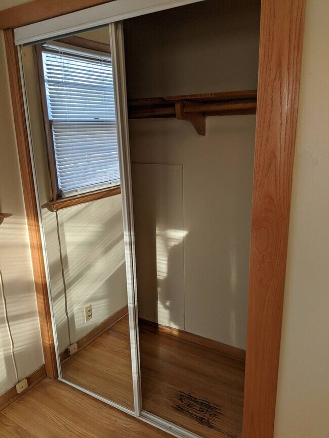 Building Photo - Gorgeous 3 Bed Upper Available with shared Garage & Hardwood floors, Appliances incl.