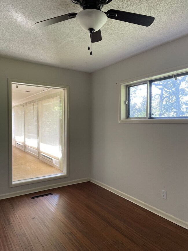 Building Photo - 2 bedroom 1.5 bath