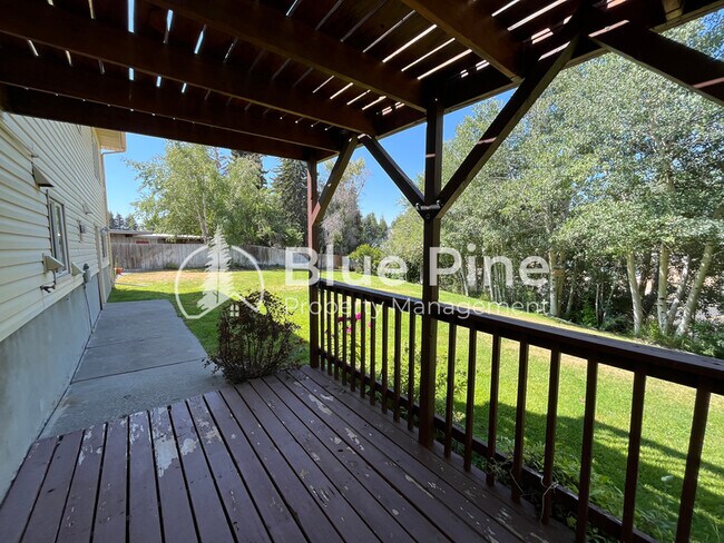Building Photo - 395 Hemlock Cir