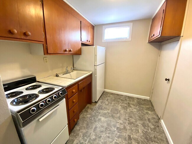 Building Photo - Gorgeous 5 Bed, 2 Bath House Near Concordia and MSUM!