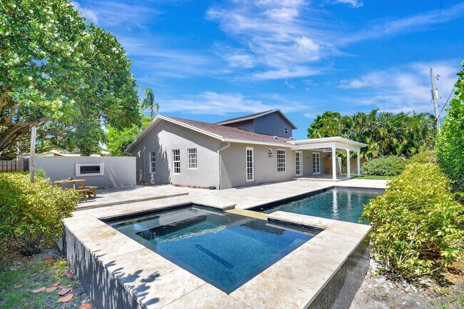 Building Photo - 4610 Pine Tree Dr