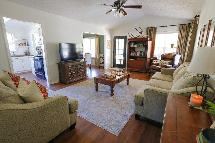 Building Photo - 15 Caitlin Ave