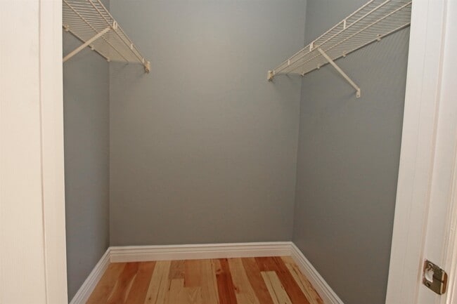 Building Photo - 1041 Oak View Ct