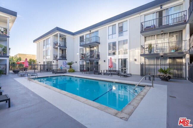 Building Photo - 1351 N Crescent Heights Blvd