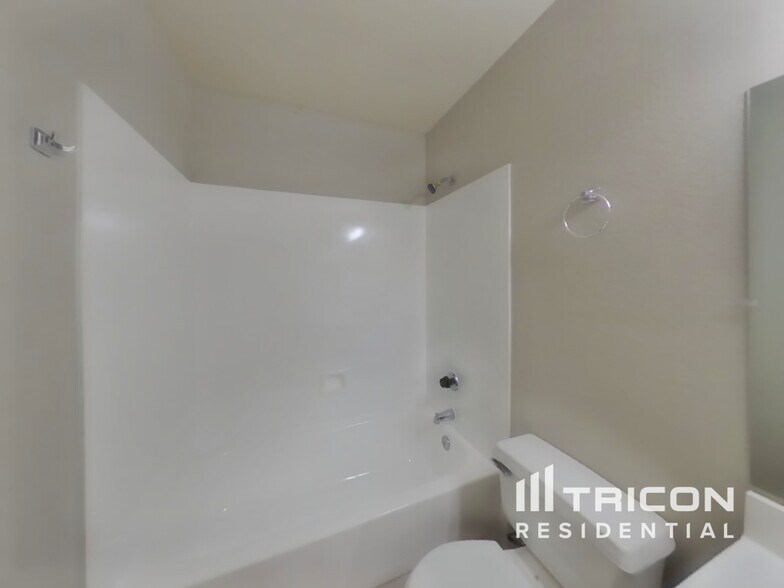 Building Photo - 6642 E Northridge St