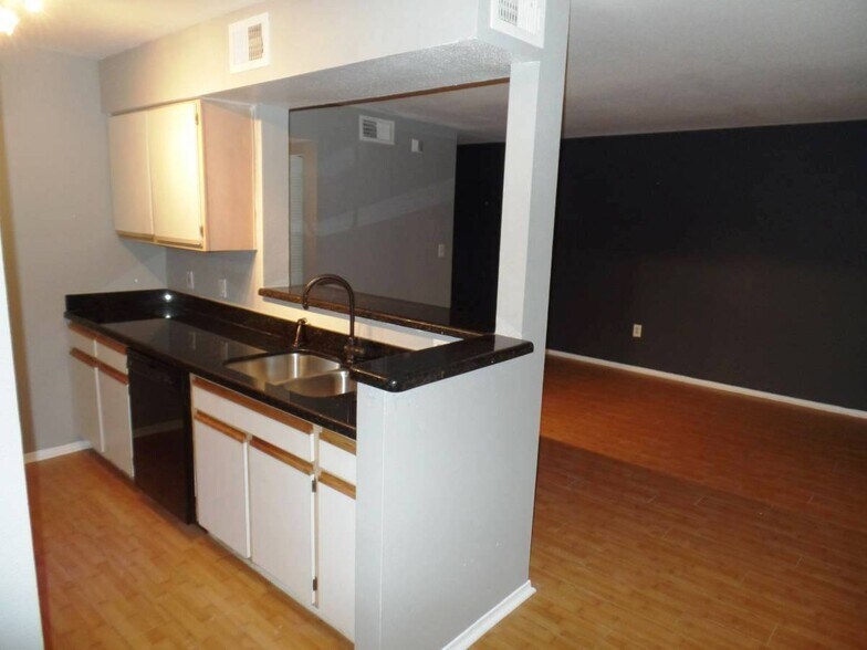 Building Photo - 2851 N Oakland Forest Dr