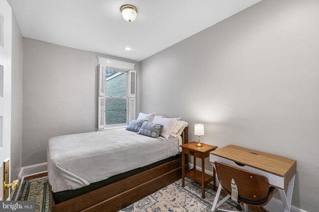 Building Photo - 145 D St SE