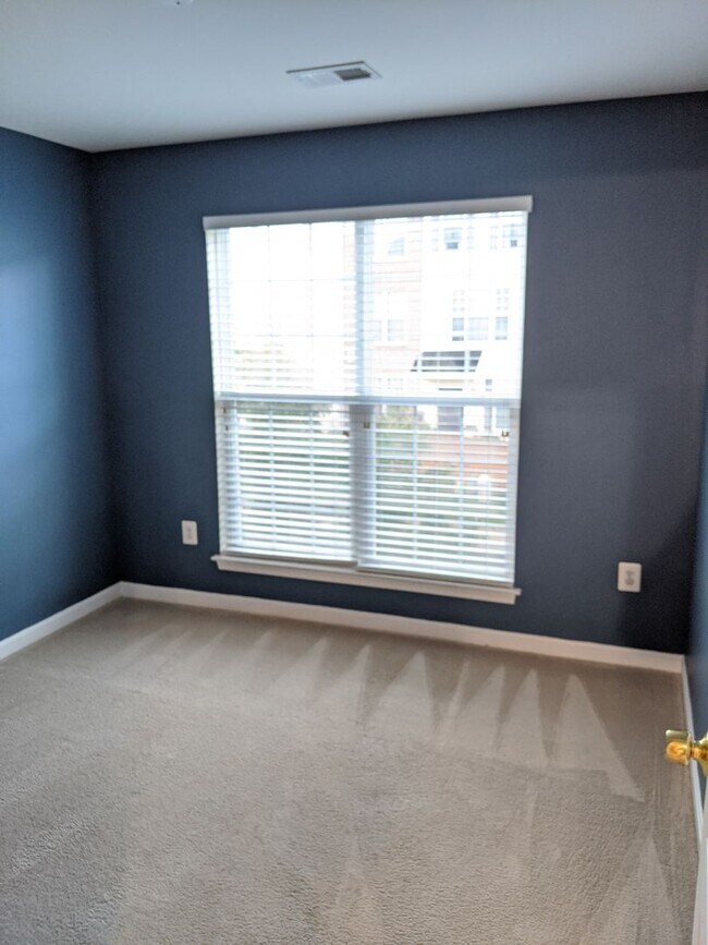 Building Photo - 3 Level townhouse in Frederick available e...