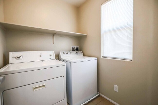 Building Photo - Charming 4 Bedroom Home in Gated Community with Community Pool & Courtyard Entry!