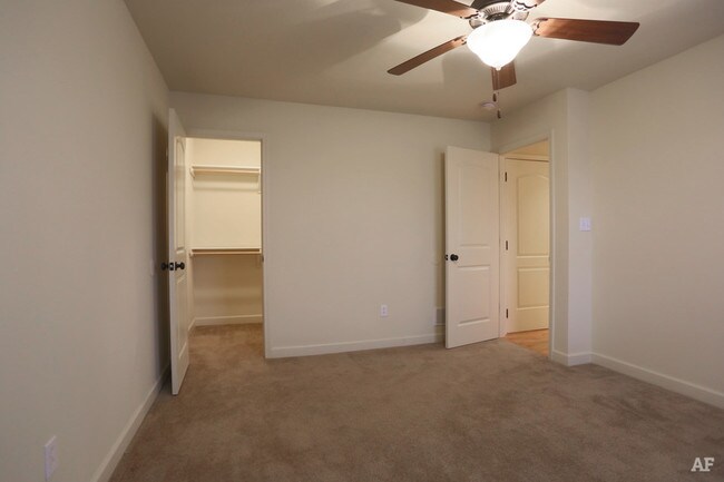Building Photo - 3213-3215 Jenne Hill Dr