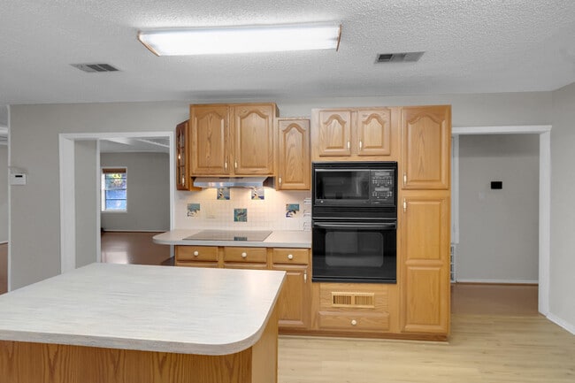 Building Photo - 300 Wildwood St