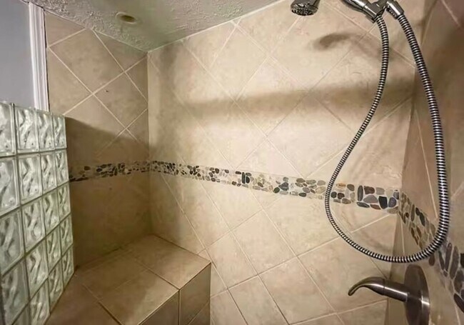 Building Photo - Spacious Cleveland Heights Home in Desirable Neighborhood!