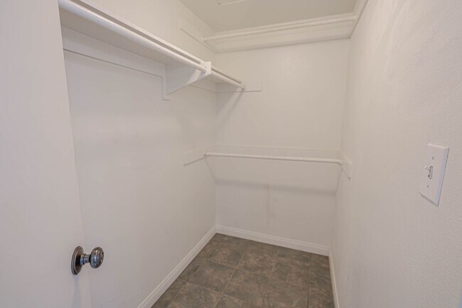 Building Photo - COMING SOON! 2 Bedroom Condo in Valencia!