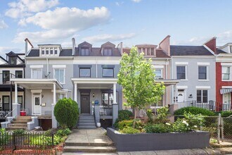 Building Photo - Modern Rowhome with Private Parking Pad! AVAILABLE NOW!