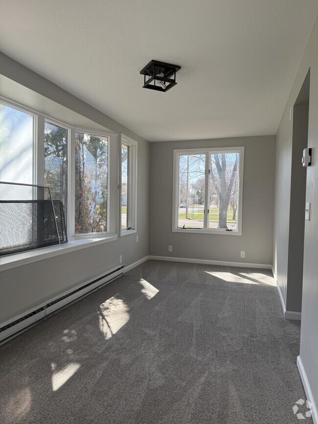 Cozy front porch for office or just relaxing sunroom - 91 4th Ave SW
