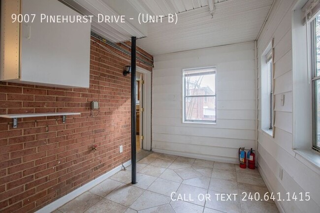 Building Photo - 9007 Pinehurst Dr