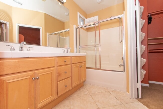 Building Photo - Beautiful 2 Bedroom / 2 Bath Condo in Desi...
