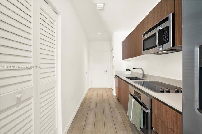 Building Photo - 1600 SW 1st Ave