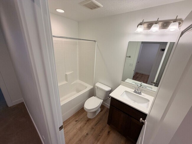 Building Photo - 498 1225 N