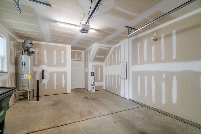 Building Photo - 570 W End Dr