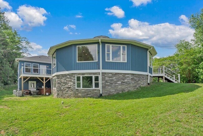 Building Photo - 3202 Mathews Ln