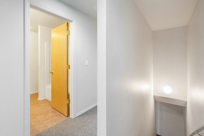 Building Photo - 1709 W Fern Dr