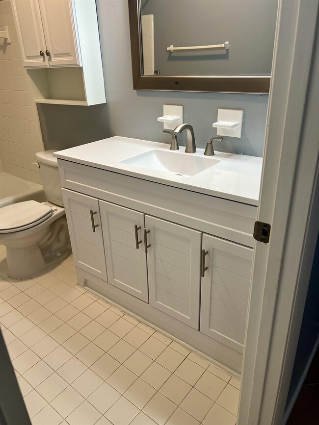 Building Photo - 1438 N Meridian Rd