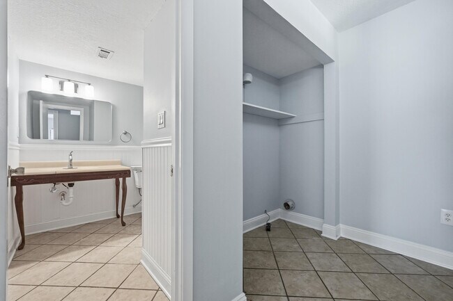 Building Photo - 120 Dyer St