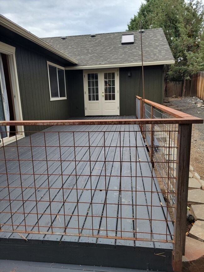 Building Photo - Newly painted  2,000+ sq home with RV parking