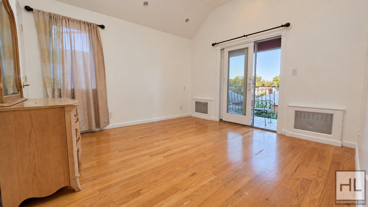 Building Photo - Bright Whitestone 3-Bedroom with Vaulted Ceilings & a Covered Balcony