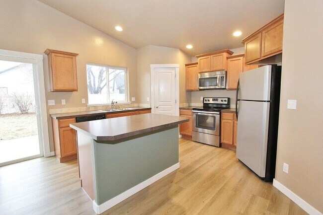 Building Photo - Spacious Single-Level Home on Cul-De-Sac