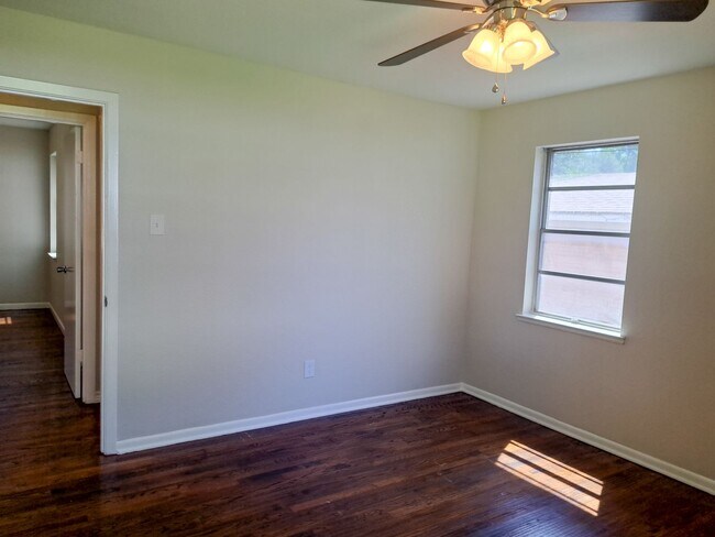 Building Photo - Renovated 4 bedroom 2.5 bath