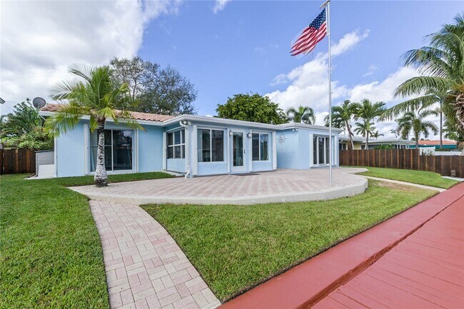 Building Photo - 1500 Bay Dr E