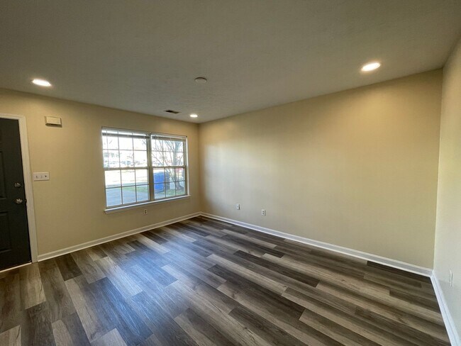 Building Photo - COMING SOON! Beautiful Townhouse! All Electric, Off-Street Parking, Washer/Dryer
