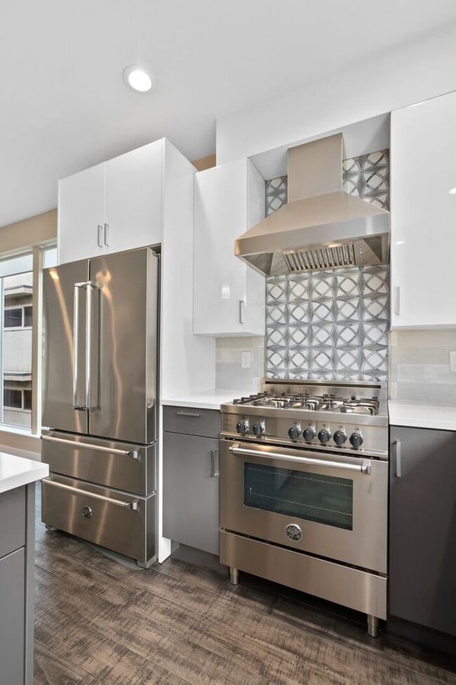 Building Photo - ULTRA-MODERN Townhome w/AC and Views in th...